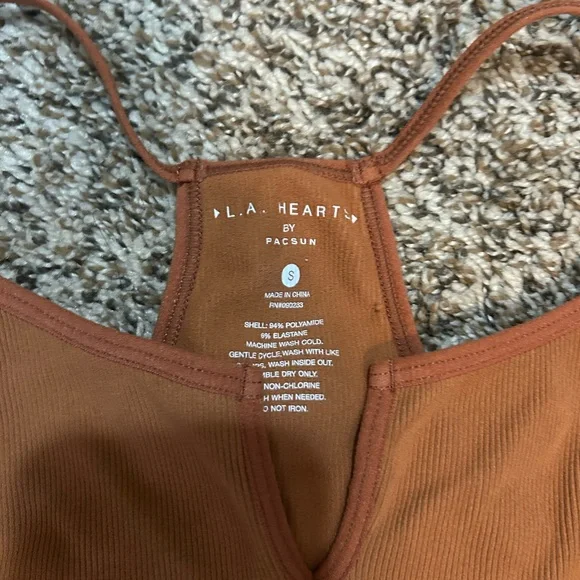 La Hearts by Pacsun Rust Notch-Neck Ribbed Crop top - Picture 4 of 4